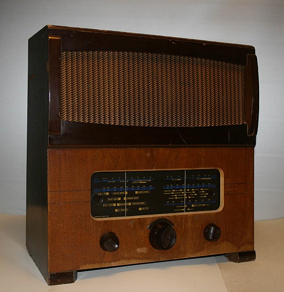 Radio Inglese dell'anno 1950 dal suono caldo e pastoso, merito di un finale di due KT61 in push pull.